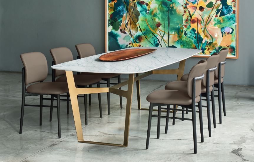 tavolo Obi in ottone con piano ceramica statuarietto e sedie Alice